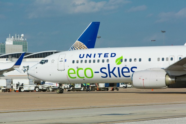 united airlines ecoskies plane