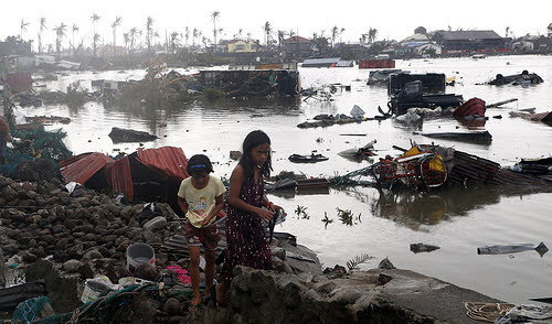 filipino village after super typhoon haiyan 